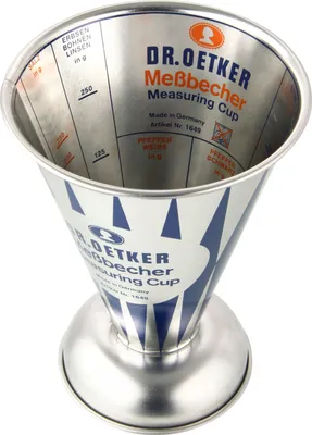 Produktbild von Dr. Oetker Messbecher Nostalgie, Messkanne aus Weißblech, trichterförmiger Messbecher mit vielfältiger Skalierung aus der Serie "Modern Baking - Retro Design" (Maße: Ø11x14,5 cm)