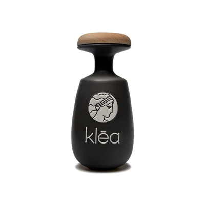 Klea Koroneiki natives Olivenöl extra in schwarzer Keramikflasche freigestellt – Premium Olivenöl