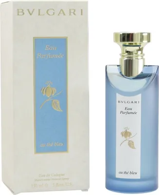 Luxuriöse Parfümflasche Bvlgari Eau Parfumée au thé bleu mit goldener Kappe neben eleganter Verpackung in Blau und Cremefarben.