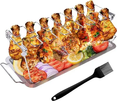 Produktbild von Kippenpoothouder aus Edelstahl für 14 Hähnchen mit Aufnahmeschale, gleichmäßig gebratenen Hähnchenbeinen aus dem Ofen oder Grill
