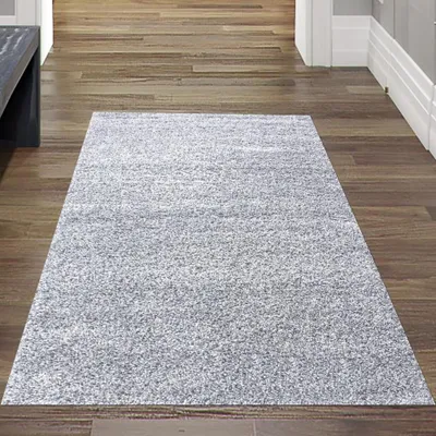 Zdjęcie produktu dla Dywan Shaggy w kolorze jasnoszarym do salonu i sypialni – miękki, nowoczesny i przytulny. Wymiary: 80 x 150 cm
