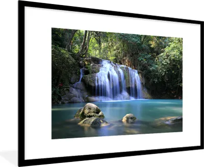 Produktbild von MuchoWow® Gerahmtes Poster Felsen unter den Wasserfällen des Erawan-Nationalparks 90x60 cm - Poster mit Schwarzem Bilderrahmen Wandposter Rahmen Foto Bilder - Wanddekoration - Fotos