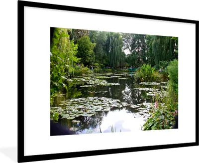 Produktbild von MuchoWow® Gerahmtes Poster Die Sonne spiegelt sich auf dem Wasser in Monets französischem Garten in Giverny 90x60 cm - Poster mit Schwarzem Bilderrahmen Wandposter Rahmen Foto Bilder - Wanddekoration - Fotos
