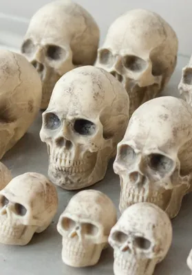 Obrázok produktu pre Sweetfanaberia | Dekorácia na tortu SKULL XXL - 8 cm - Čokoládová figúrka - Halloween dekorácia