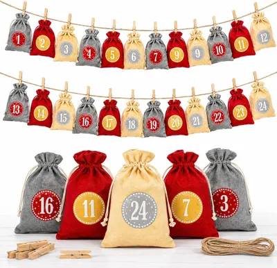 Imagen del producto de Calendario de adviento para rellenar, modelo de saquitos número 2, con 24 bolsas en rojo, gris y beige, números adhesivos, clips y cordón. Set reutilizable para hacer tú mismo.