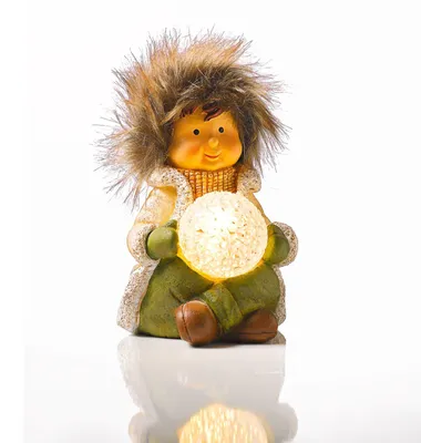 Produktbild von LED-Winterjunge sitzend mit Schneeball leuchtend Dekofigur Pelzmütze