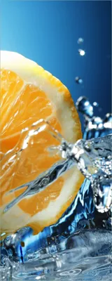 Produktbild von Wallario Poster - Orange in spritzigem Wasser vor blauem Hintergrund, Kunstdruck Größe: 50 x 125 cm