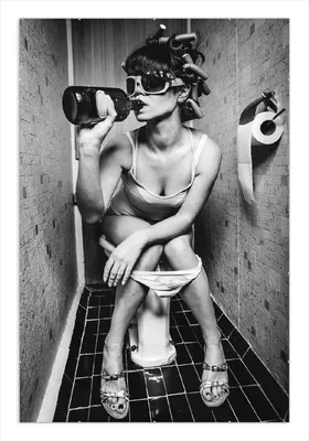 Produktbild von Wallario Wandbild Kloparty - Sexy Frau auf Toilette mit Weinflasche, Größe: 61 x 91,5 cm, Poster mit rahmenlosen Bildhalter