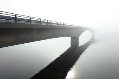 Zdjęcie produktu dla Fototapeta abstrakcja Dekoracja ścienna 3D Pejzaż z widokiem na Most we Mgle Czarno-Biała ozdoba ścienna 368x254cm