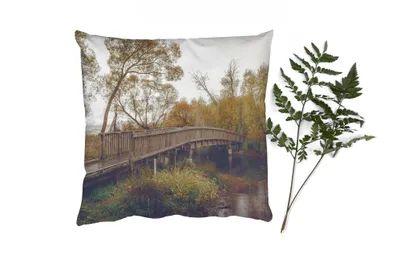 Produktbild von MuchoWow® Zierkissen Sofakissen Wohnzimmer Dekokissen 60x60 cm Herbst - Brücke - Bäume - Sitzfläche - Foto Polster