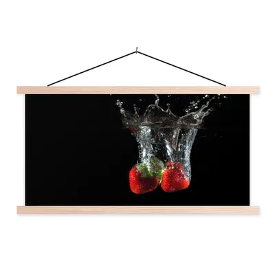 Produktbild von MuchoWow® Textilposter Erdbeeren - Obst - Wasser - Schwarz - Rot 60x30 cm mit holzfarbenen Rahmen - Dekoration