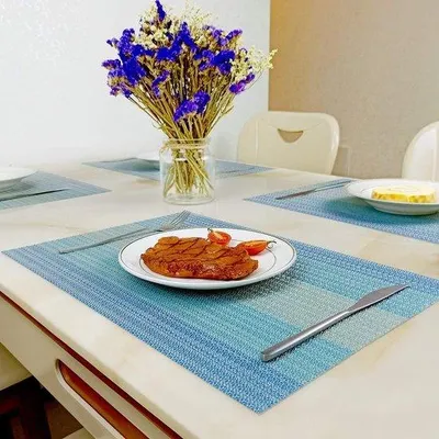 Imagen del producto de 6 individuales antideslizantes, color azul claro, resistentes a las manchas, para proteger la mesa, de 45x30 cm, con aislamiento térmico