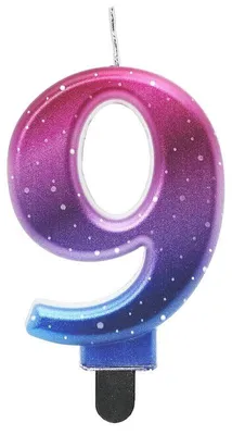 Imagen del producto de Esta vela brillante de B&C, con el número 9 en un tono especial llamado "Cielo Nocturno", es el complemento perfecto para cumpleaños y otras ocasiones especiales. Ideal para pasteles de 8 cm de altura.