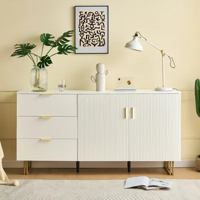 Produktbild von Moderner Anrichteschrank mit goldenen Akzenten, drei Schubladen, zwei Türen und Metallfüßen