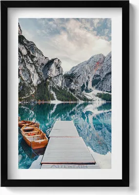 Produktbild von Boot auf dem See in den Bergen– Wandbild mit Rahmen – Gerahmtes Bild  – Wanddekoration – 40x60 cm –  Schwarz