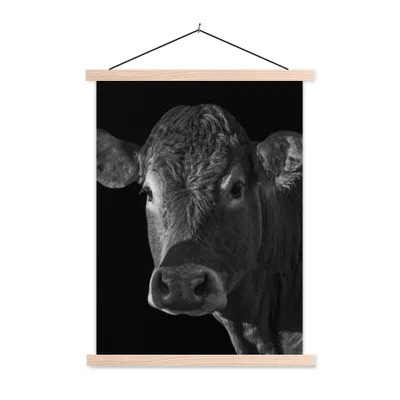 Produktbild von MuchoWow® Textilposter Kuh - Tiere - Schwarz - Weiß - Porträt 60x80 cm mit holzfarbenen Rahmen - Wandbild