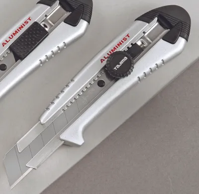 Produktbild von Tajima Aluminist Cutter 25 mm mit Schraube, silber, 1 Stück, ergonomischer Griff