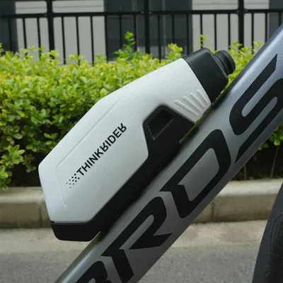 Obrázok produktu pre Fľaša na vodu na bicykel s držiakom – 650 ml – plast – aerodynamický dizajn – vhodná pre horské bicykle a cestné bicykle – biela