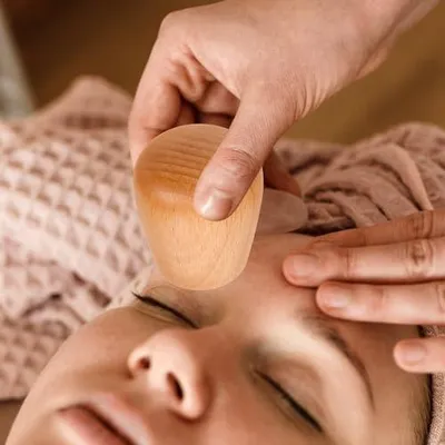 Produktbild von Gesichts- und Augenmassagegerät mit Jade-Roller und Holzgriff, kühlend für Nacken und Gesicht, vielseitige Entspannungsrolle zur Hautpflege