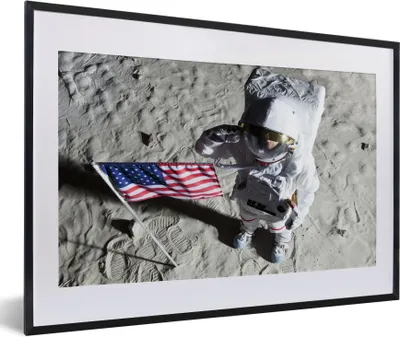 Produktbild von MuchoWow® Gerahmtes Poster Astonaut - Amerika - Flagge 60x40 cm - Poster mit Schwarzem Bilderrahmen Wandposter Rahmen Foto Bilder - Schlafzimmer - Plakat in Rahmen - Drucken