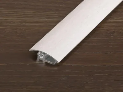 Produktbild von PROLINE Eiche Hell 55mm Bodenprofil, PROVARIOclip Universal Dekorfolie, Einrastbares Profilsystem Mit Drehgelenktechnik, Für Bewegungsfugen Und Schwimmende Verlegung, CPL Oberfläche