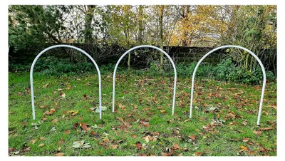 Produktbild von Set aus 3 NADAC Hoopers Bögen für Agility mit Erdnägeln in PVC weiß/grau