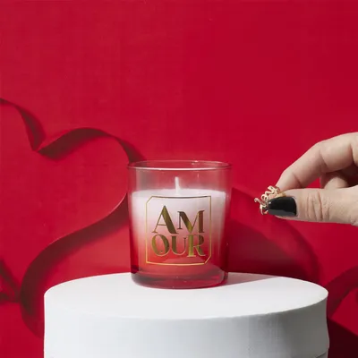 Produktbild von Duftkerze AMOUR – Rotes Ombré-Design – inklusive Schmuck als Überraschung – perfekt als Valentinstags- oder Liebesgeschenk – Rot