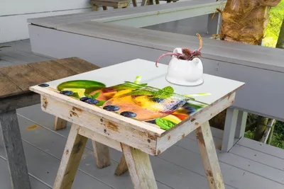 Produktbild von Wallario selbstklebende Möbelfolie/ Tischdecke für Innen und Außen, Größe: 60 x 60 cm - Erfrischender Eistee mit Pfirsichen und Blaubeeren