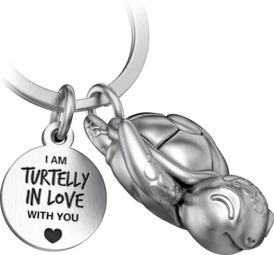 Produktbild von FABACH Schildkröte Schlüsselanhänger Snappy mit Herz und Gravur - Süßer Schildkröten Schlüsselanhänger - Liebe Glücksbringer Schildkröte als Geschenk für Partner - Turtelly in Love
