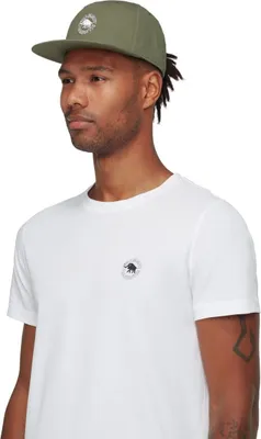 Mammut Garantie Cap in olivgrün; getragen von einem Mann in einem weißen T-Shirt; mit einem Logo auf der Kappe.