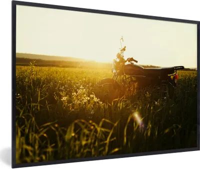 Produktbild von MuchoWow® Gerahmtes Poster Ein Motorrad geparkt in einer ländlichen Gegend bei Sonnenaufgang 30x20 cm - Poster mit Schwarzem Bilderrahmen Wandposter Rahmen Foto Bilder - Kunstdruck - Bild-Poster