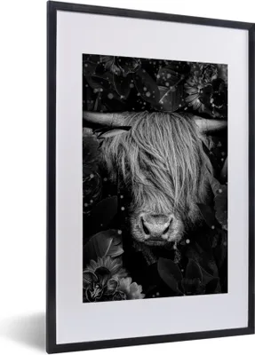 Produktbild von MuchoWow® Gerahmtes Poster Botanischer schottischer Highlander mit hellen Kugeln auf abgedunkeltem Hintergrund - schwarz und weiß 40x60 cm - Poster mit Schwarzem Bilderrahmen Wandposter Rahmen Foto Bilder - Poster in Rahmen