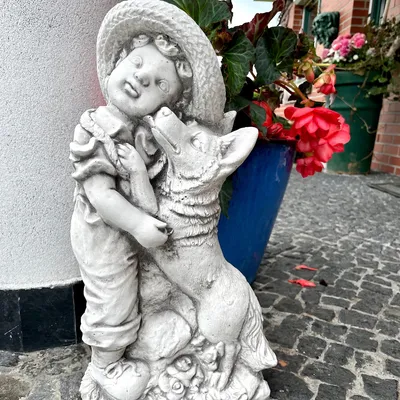 Produktbild von Beton Skulptur eines Jungen mit einem Hund grau Gartenfigur