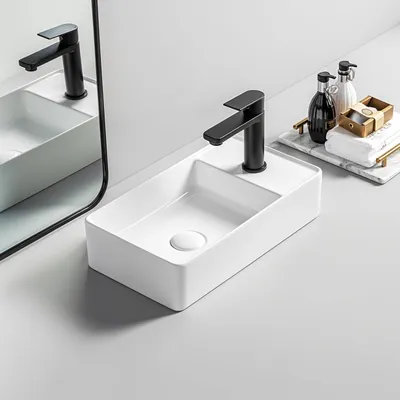 Obrázek produktu pro Umyvadlo na WC pro hosty SOHO 2.0 46 x 25 x 12 cm z nejkvalitnější keramiky k montáži na stěnu nebo jako umyvadlo na desku s otvorem pro baterii, provedení: otvor pro baterii vpravo