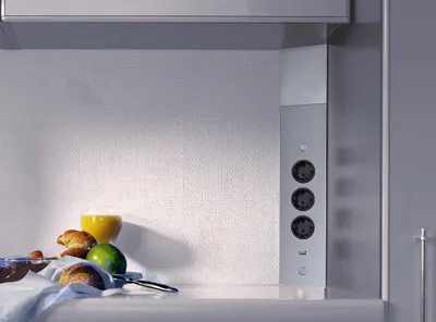 Produktbild von Energie-Ecksäule ST 3007 Deutsche Norm mit 3 Steckplätzen und USB Port