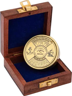 Produktbild von Dauerkalender aus Messing in eleganter Holzbox, 5,5cm – Nautische Dekoration