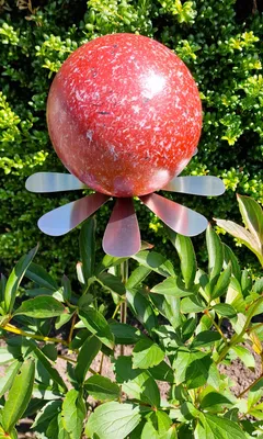 Produktbild von Blütenzauber Rotterdam Rosenkugel 15 cm Edelstahl rot gesprenkelt Gartenstecker Deko mit Stab 80 cm