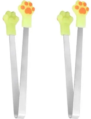 Immagine prodotto di Due piccole mollette in silicone gialle a forma di zampe di gatto per tenere i biberon.