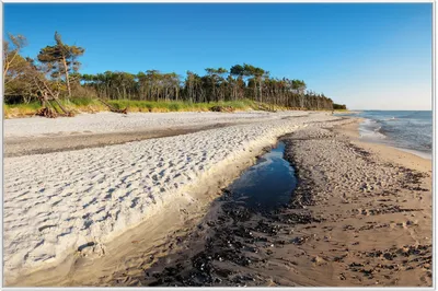 Produktbild von Wallario Wandbild Einsamer Strand am Meer - Blauer Himmel, Größe: 61 x 91,50 cm, Poster mit weißem Aluminiumrahmen