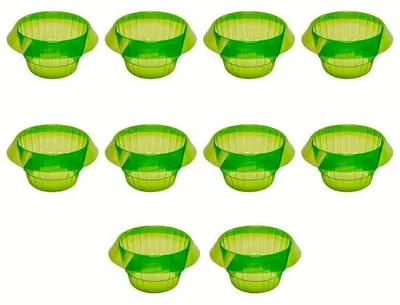 Zehn durchsichtige grüne Plastikbecher in Reihen auf weißem Hintergrund