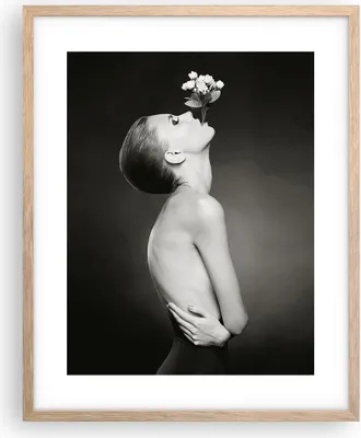 Produktbild von Gerahmtes Poster - Rahmen in heller Eiche - Nackt Frau Blumen - 40x50 cm - Wand Bild - Wanddeko - Wandbilder - Kunstposter - Wandposter - Bilderrahmen - Bilder - Kunstdruck - P2NPA40x50-4849
