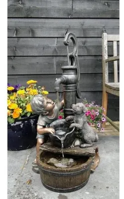Image de REGINA - Petit garçon et chien à la fontaine