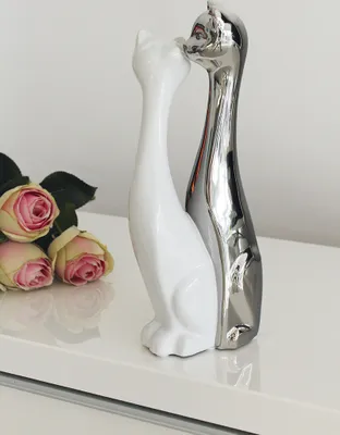 Produktbild von Gilde Figur, Katze, "Flores", Keramik, weiß, silberfarben, VE 2, L. 9 cm, B. 12 cm, H. 30 cm 47091 4063387470916