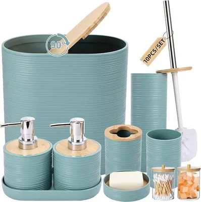 Imagen del producto de Conjunto de accesorios para baño Silecomplaza en color azul claro, que incluye: cubo de basura, 2 dispensadores de jabón, jabonera, soporte para cepillos de dientes, vaso para cepillos de dientes, escobilla para inodoro, bandeja y recipiente para hisopos