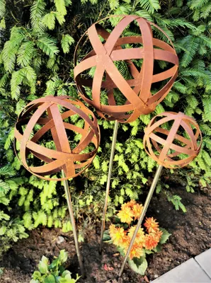 Produktbild von 3er Set Rosenkugel Geflecht 30/20/10 cm mit Stab 80 cm Cortenstahl Geflechtkugel