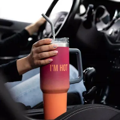Produktbild von XXL-Thermoskanne mit dem Aufdruck „Mir ist heiß“.