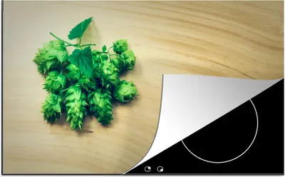 Produktbild von KitchenYeah© Herdabdeckplatte Frischer Hopfen auf einem hölzernen Hintergrund , 85x52cm, Küche Deko, Glaskeramikkochfeld Herdabdeckung, Abdeckplatte fùr Kochfeld