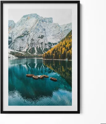 Produktbild von Landschaft mit einem Bergsee und Booten– Wandbild mit Rahmen – Gerahmtes Bild  – Wanddekoration – 70x100 cm –  Schwarz Rahmen