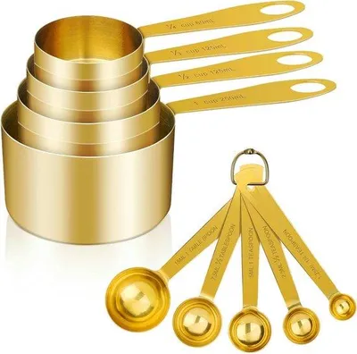 Produktbild von Famanu Messbecher- und Messlöffelset 9-teilig aus goldfarbenem Edelstahl