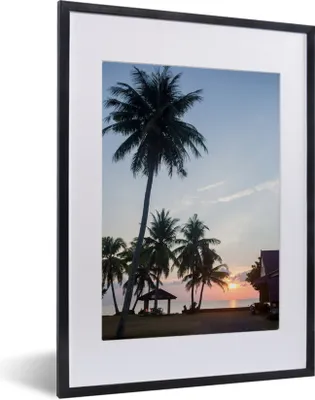 Produktbild von MuchoWow® Gerahmtes Poster Palme - Sonnenuntergang - Haus 30x40 cm - Poster mit Schwarzem Bilderrahmen Wandposter Rahmen Foto Bilder - Wandposter Schlafzimmer